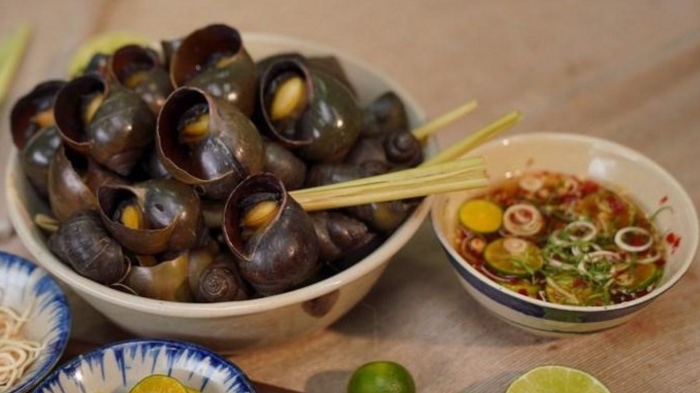 Pha nước chấm ốc luộc chuẩn vị cần những gia vị nào? (Ảnh: mytour)