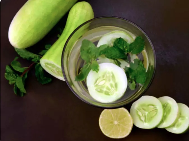 Làm mát hơi thở: Dưa chuột có đặc tính làm mát hơi thở tự nhiên nhờ khả năng giúp giảm vi khuẩn trong miệng có thể gây hôi miệng. Uống nước dưa chuột giúp giữ ẩm cho miệng, rửa sạch các mảnh vụn thức ăn và vi khuẩn, góp phần cải thiện sức khỏe răng miệng và hơi thở thơm mát hơn.