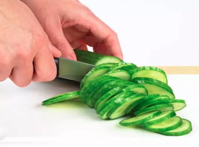 Nó chứa nhiều chất dinh dưỡng: Dưa chuột có lượng calo thấp nhưng giàu chất dinh dưỡng thiết yếu, bao gồm vitamin, khoáng chất và chất chống oxy hóa. Khi ngâm dưa chuột trong nước, một số chất dinh dưỡng sẽ được giải phóng, làm tăng thành phần dinh dưỡng của nó. Dưa chuột chứa vitamin C và K, cũng như kali, magiê và mangan, tất cả đều đóng vai trò quan trọng trong việc duy trì sức khỏe và hỗ trợ các chức năng cơ thể khác nhau.