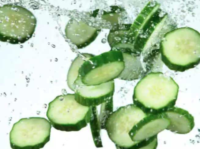 Giàu chất chống oxy hóa: Dưa chuột rất giàu chất chống oxy hóa, chẳng hạn như flavonoid, tannin và lignan, giúp trung hòa các gốc tự do có hại và giảm căng thẳng oxy hóa trong cơ thể. Chất chống oxy hóa đóng một vai trò quan trọng trong việc bảo vệ tế bào khỏi bị hư hại, giảm viêm và giảm nguy cơ mắc các bệnh mãn tính, bao gồm bệnh tim, ung thư và tiểu đường.