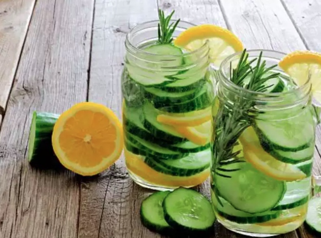 Nguồn bổ sung có giá trị cho việc giảm cân: Nước dưa chuột là một loại đồ uống ít calo được đưa vào kế hoạch quản lý cân nặng. Bằng cách thay thế đồ uống có đường hoặc đồ uống chứa nhiều calo bằng nước dưa chuột, mọi người có thể giảm lượng calo tổng thể. Ngoài ra, hàm lượng nước và chất xơ cao trong dưa chuột có thể thúc đẩy cảm giác no và hỗ trợ kiểm soát sự thèm ăn từ đó mang đến hiệu quả giảm cân.