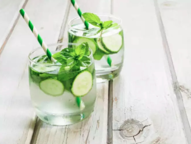 Cải thiện tiêu hóa: Hàm lượng nước cao của dưa chuột kết hợp với hàm lượng chất xơ nên chúng có lợi cho sức khỏe tiêu hóa. Uống nước dưa chuột giúp ngăn ngừa táo bón, thúc đẩy nhu động ruột thường xuyên và hỗ trợ chức năng tiêu hóa tổng thể. Ngoài ra, dưa chuột còn chứa một số hợp chất có thể giúp làm dịu đường tiêu hóa và giảm viêm, có khả năng làm giảm các triệu chứng rối loạn tiêu hóa như đầy hơi và khó tiêu.