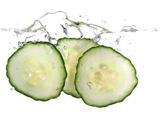 Nuôi dưỡng làn da: Dưa chuột thường được dùng để chăm sóc da do đặc tính dưỡng ẩm và làm dịu. Khi sử dụng dưới dạng nước sẽ mang đến tác dụng dưỡng ẩm từ đó chăm sóc làn da từ bên trong. Hydrat hóa thích hợp giúp duy trì độ đàn hồi của da, thúc đẩy sản xuất collagen và góp phần mang lại làn da khỏe mạnh. Ngoài ra, chất chống oxy hóa có trong dưa chuột giúp bảo vệ da khỏi tác hại do các tác nhân gây ô nhiễm môi trường và bức xạ tia cực tím.