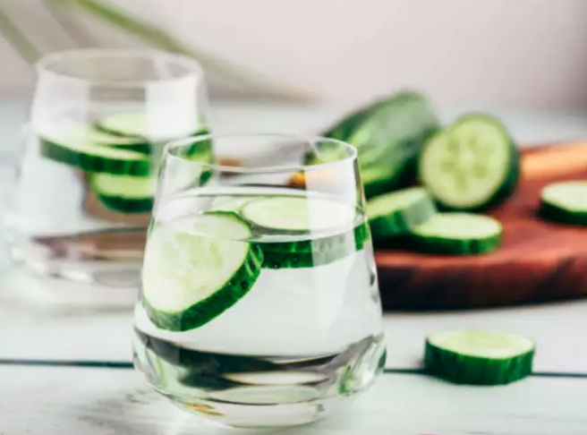 Giải độc cơ thể: Nước dưa chuột là đồ uống giải độc giúp làm sạch cơ thể và thải độc tố. Mặc dù cơ thể có cơ chế giải độc tự nhiên riêng, chủ yếu liên quan đến gan và thận, nhưng việc cung cấp đủ nước cho cơ thể bằng các chất lỏng như nước dưa chuột có thể hỗ trợ các quá trình này bằng cách hỗ trợ loại bỏ các chất thải và thúc đẩy chức năng tiết niệu.