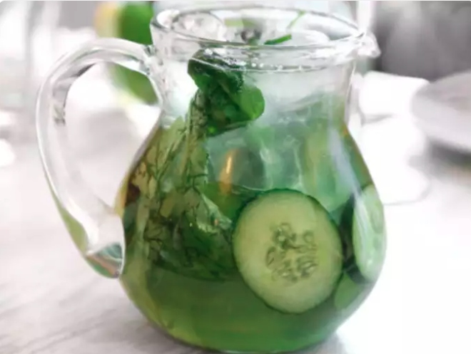 Điều hòa huyết áp: Kali, một khoáng chất có trong dưa chuột, đóng vai trò quan trọng trong việc điều chỉnh mức huyết áp. Uống nước dưa chuột như một phần của chế độ ăn uống cân bằng bao gồm thực phẩm giàu kali giúp giảm huyết áp và giảm nguy cơ tăng huyết áp. Ngoài ra, sự hiện diện của một số hợp chất trong dưa chuột, chẳng hạn như cucurbitacin mang đến tác dụng hạ huyết áp.