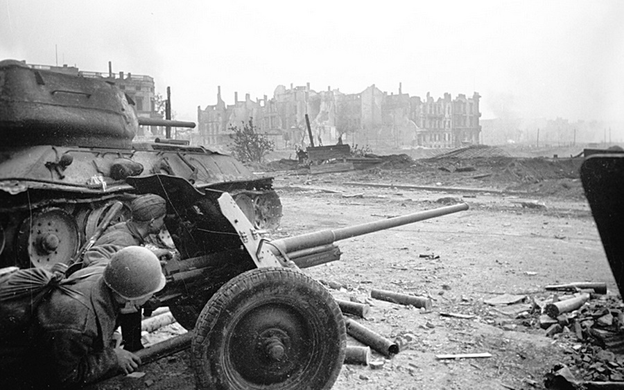 Pháo binh Hồng quân bắn phá trụ sở quốc hội Đức Quốc xã năm 1945. Ảnh: Sputnik.