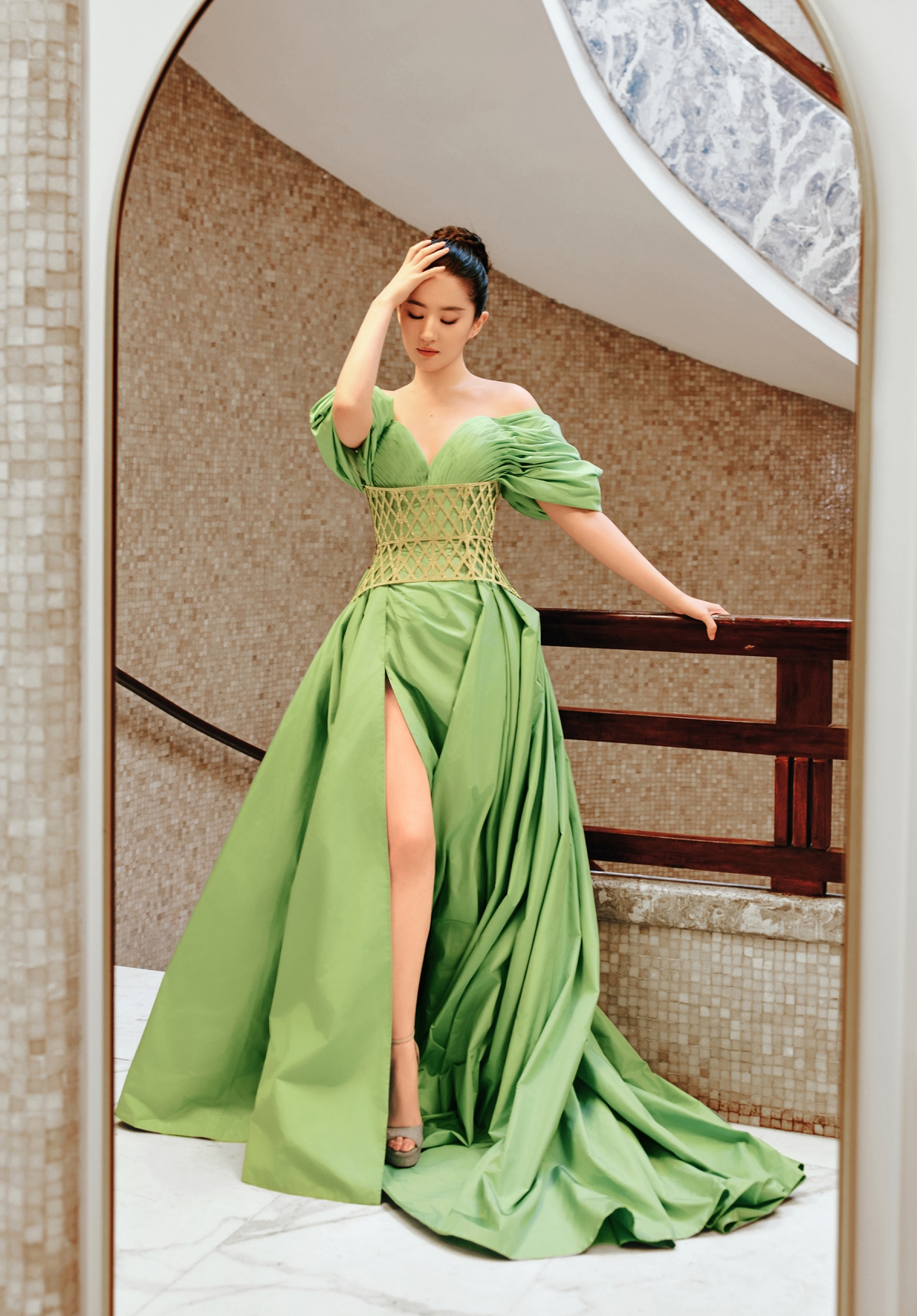 Bộ đầm lấy cảm hứng áo nịt ngực (corset), phần eo được đính thủ công các viên pha lê. Người đẹp hoàn thiện vẻ ngoài của mình bằng mái tóc búi cao gọn gàng, cùng tông trang điểm nhẹ nhàng, ngọt ngào.