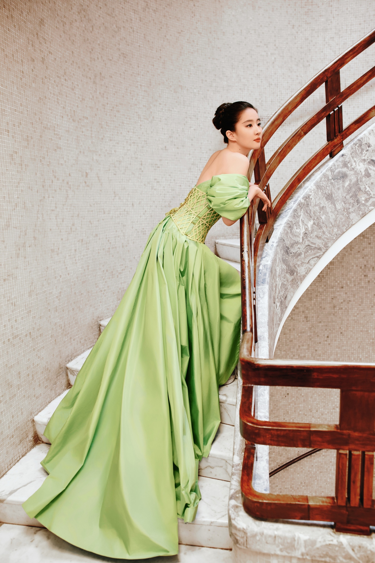 Dự án phim mới nhất của Lưu Diệc Phi là "Câu chuyện hoa hồng",  hợp tác với dàn nam thần như Hoắc Kiến Hoa, Đồng Đại Vi, Lâm Nhất, Lâm Canh Tân, Bành Quán Anh. 