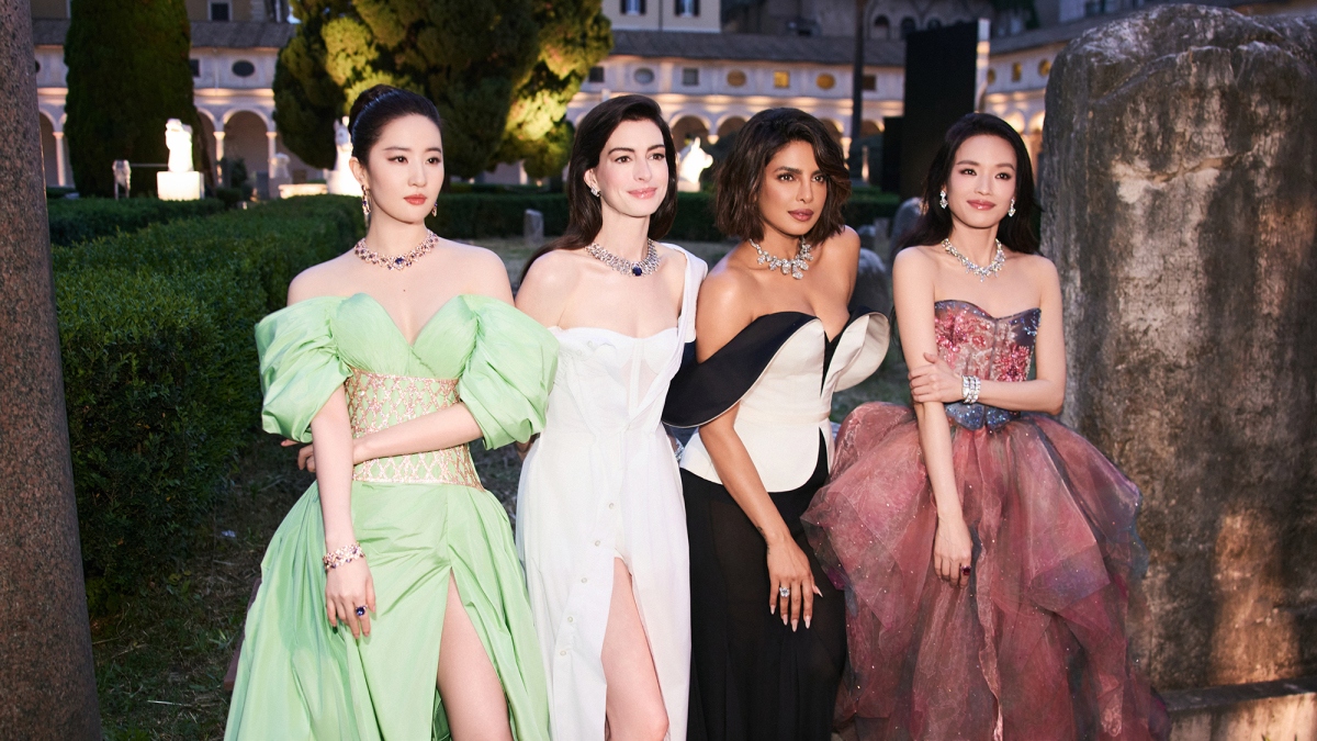 Lưu Diệc Phi, Thư Kỳ, Anne Hathaway, Priyanka Chopra có mặt tại một sự kiện thời trang ở Rome (Italy). Khoảnh khắc 4 mỹ nhân cùng chung một khung hình khiến người hâm mộ dậy sóng.