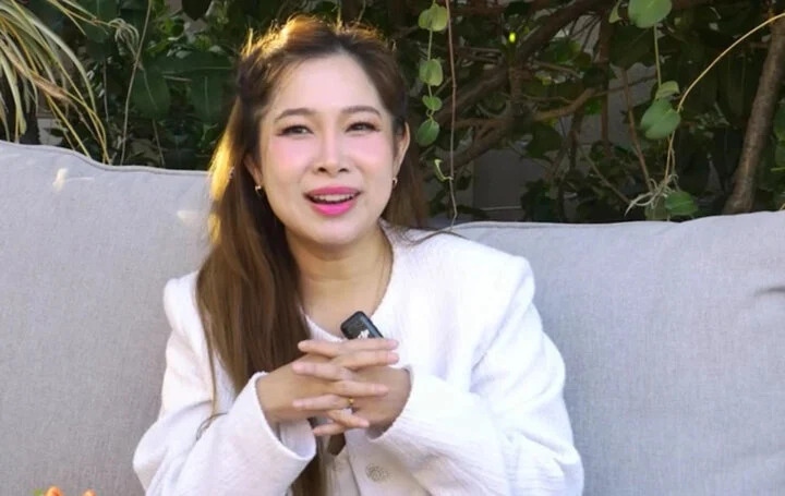 Trò chuyện cùng nghệ sĩ Thúy Nga trong chương trình Nhà có khách, Duy Uyên - cựu thành viên nhóm Mắt Ngọc đã có những chia sẻ về quyết định rời nhóm khi ở đỉnh cao, và cuộc sống hiện tại ở Mỹ. Khi con gái đầu lòng cứng cáp, Duy Uyên muốn gia đình có thêm thành viên nên quyết định mang thai ở tuổi 40.