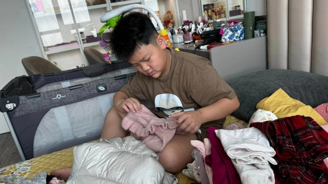 Trên trang cá nhân mới đây, "mẹ bầu" Thu Quỳnh không chia sẻ hình ảnh tháng cuối thai kỳ, thay vào đó nữ diễn viên đăng tải loạt khoảnh khắc con trai lớn tự mình chuẩn bị đồ đạc cho mẹ đi sinh em bé.