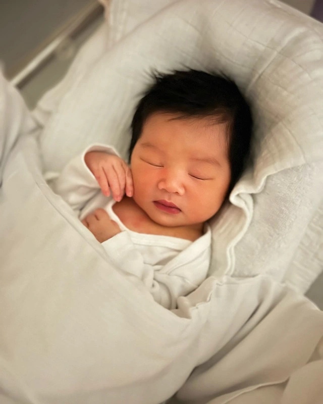 Á hậu Hoàng My lần đầu công khai dung mạo con gái. Bé Ayla sở hữu vẻ ngoài dễ thương, đặc biệt là chiếc má "bánh bao" đáng yêu. Nhiều sao Việt và bạn bè thể hiện sự thích thú, khen nhóc tỳ như "bản sao" của mẹ.