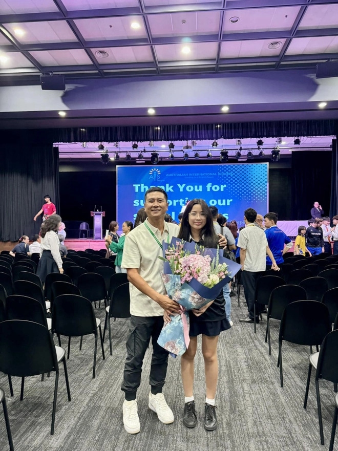 Hồ Hoài Anh đăng tải hình ảnh bên con gái Mina. Theo đó, nam nhạc sĩ đã dành thời gian có mặt trong buổi lễ tuyên dương do trường của con gái tổ chức. Hồ Hoài Anh tự hào chia sẻ về thành tích của Mina trong hoạt động tại trường