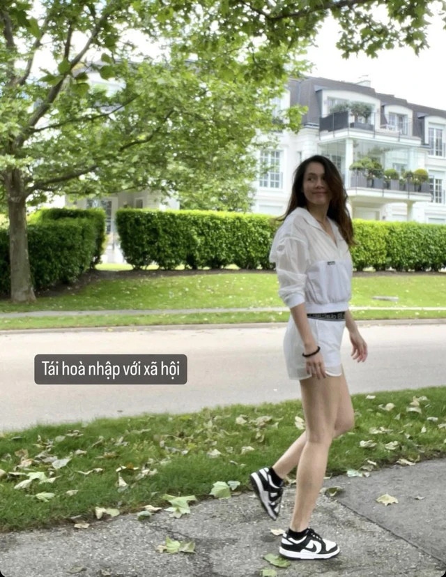 Cách đây ít tháng, Á hậu Hoàng My đã rời showbiz Việt để sang Mỹ dưỡng thai và sinh con gái đầu lòng. Mới đây, Á hậu Hoàng My lần đầu lộ diện trên mạng xã hội sau 1 tháng ở cữ chăm con. Có thể thấy nàng hậu đã lấy lại vóc dáng "thần tốc", trông xinh xắn và thon gọn hậu sinh nở.