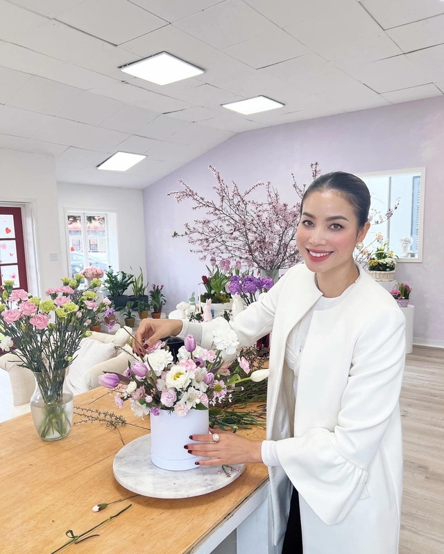 Mới đây, cư dân mạng phát hiện Phạm Hương có dấu hiệu nghi vấn mang bầu lần 3. Theo đó, mẹ bỉm 2 con ít cập nhật trang cá nhân riêng, hơn 1 tháng qua chưa có bài đăng mới. Không chỉ thế, trước kia cứ cách vài hôm là Phạm Hương sẽ khoe khoảnh khắc tập yoga, "flex" sắc vóc nuột nà nhưng những tháng gần đây cô đã không còn làm việc này.