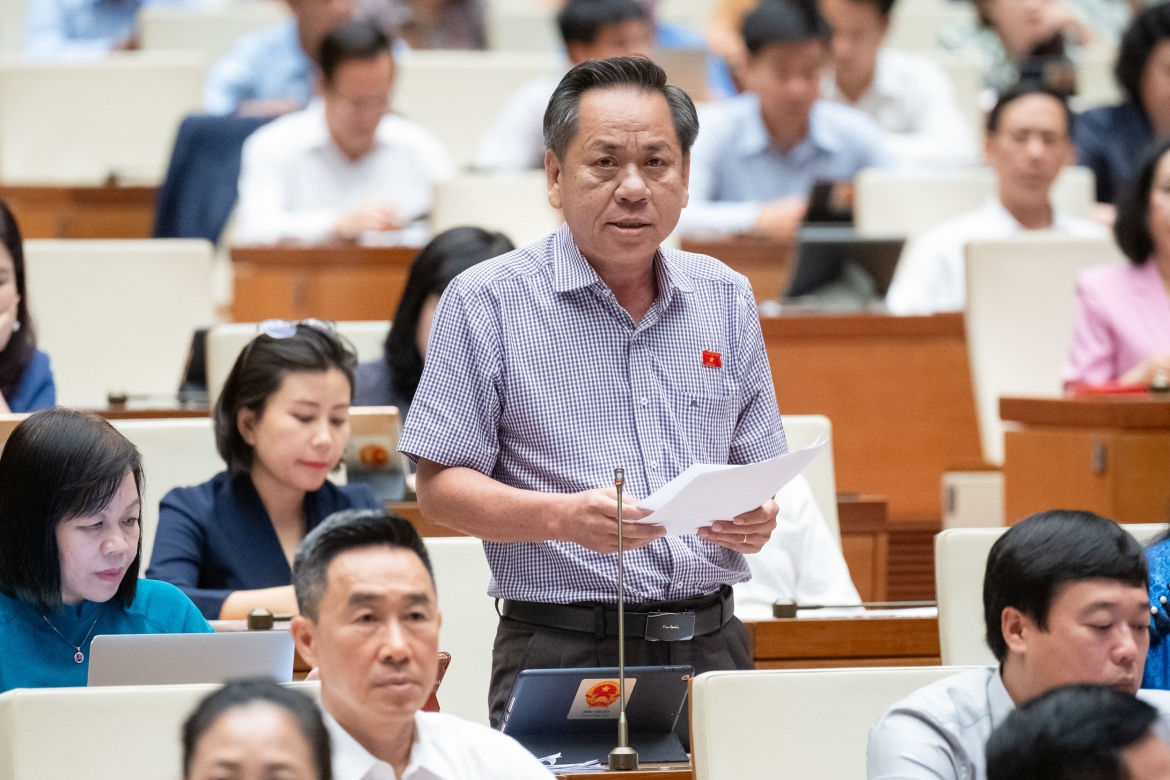 Đại biểu Trần Văn Sáu (đoàn Đồng Tháp) phát biểu. 