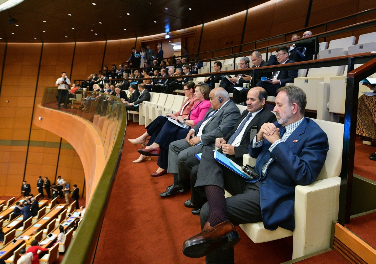 Các đại biểu, khách mời quốc tế tham dự kỳ họp.