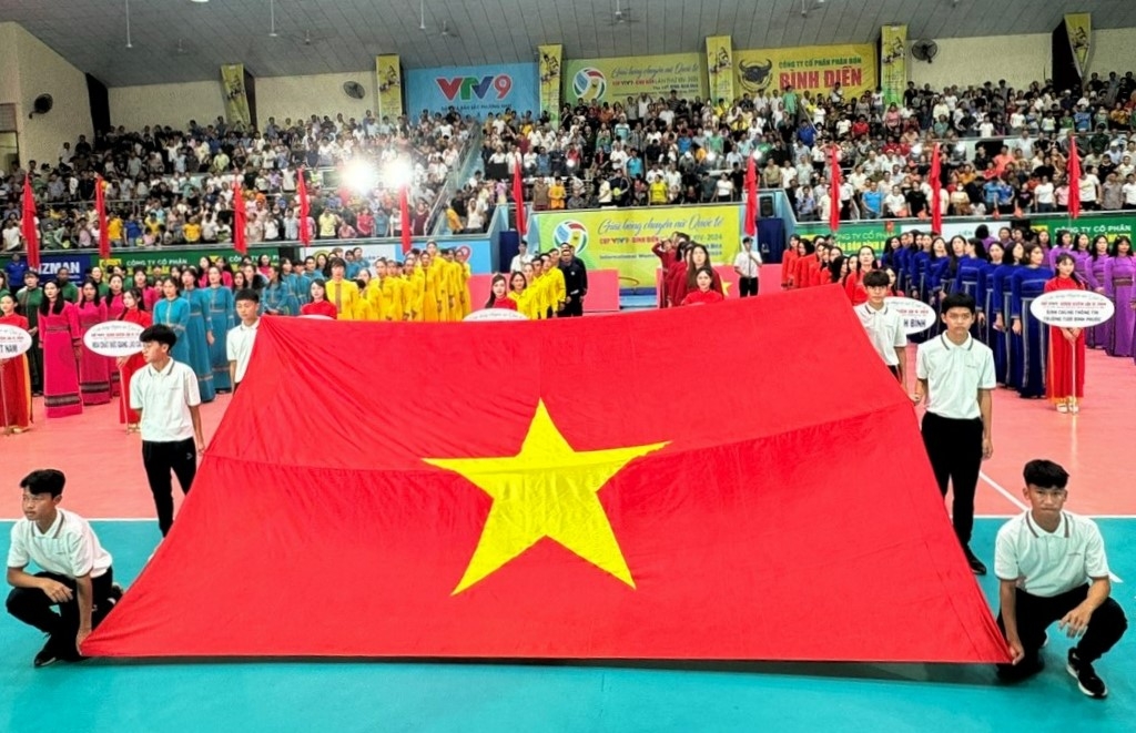 Quang cảnh Lễ khai mạc Giải Cup VTV9 - Bình Điền lần thứ XIV năm 2024 vào tối 11/5.