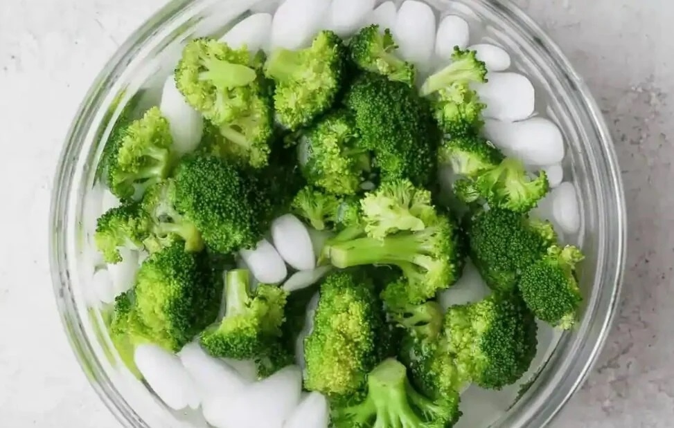 Ngâm rau luộc vào nước đá để giữ được màu xanh cho rau. (Ảnh: Feel Good Foodie)