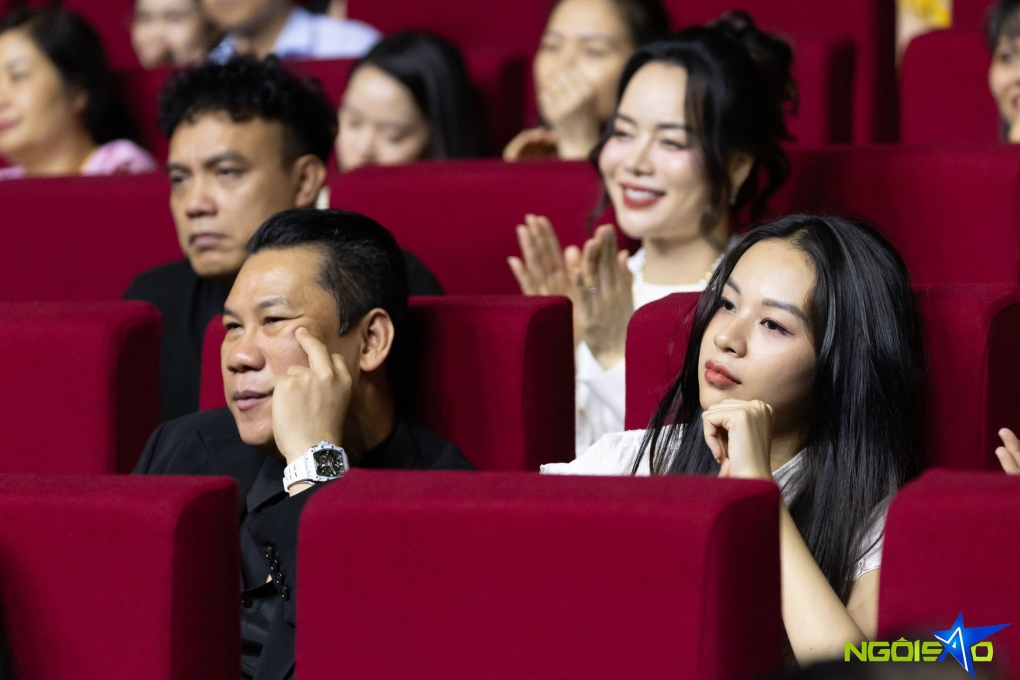 Doanh nhân Đức Huy - chồng cũ ca sĩ Lệ Quyên - sánh đôi với người mẫu Phí Phương Anh - khi theo dõi liveshow của ca sĩ Đàm Vĩnh Hưng.