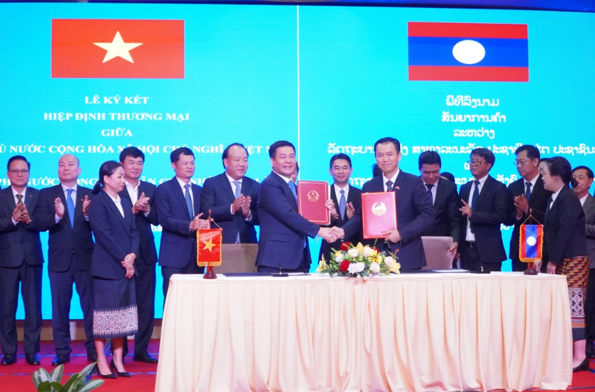 Bộ trưởng Nguyễn Hồng Diên (Trái) và Bộ trưởng Bộ Công thương Lào ký kết Hiệp định Thương mại Việt Nam - Lào mới.