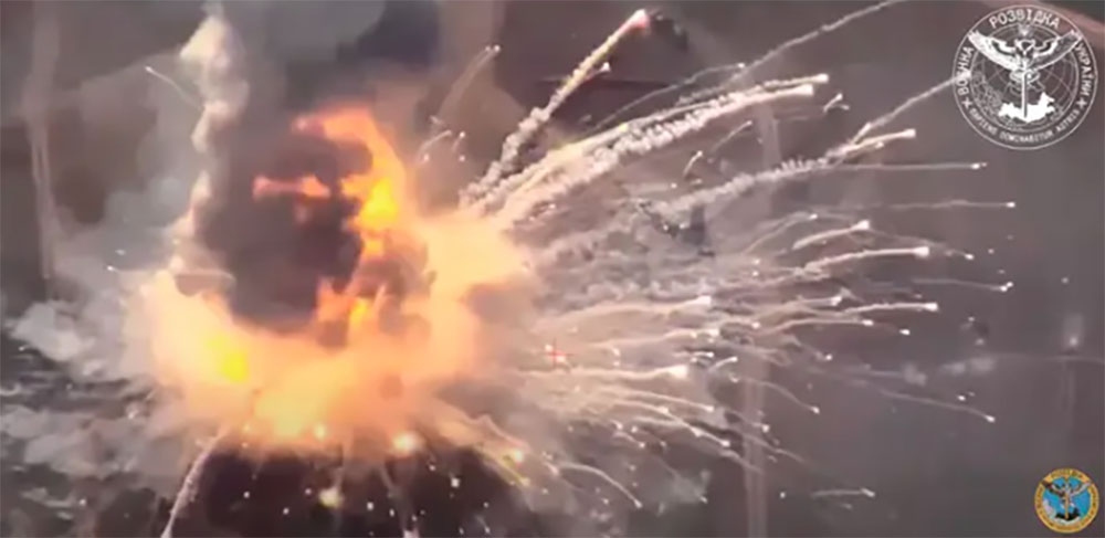 Hình ảnh từ video cho thấy khoảnh khắc S-400 phát nổ ở Crimea. Ảnh: Bộ Quốc phòng Ukraine