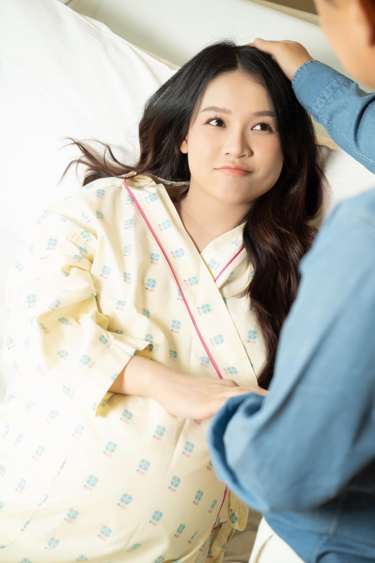 Sau hơn hai tháng sinh con, diễn viên - MC Sam hé lộ những bức ảnh quấn quýt ông xã trước giờ lên bàn đẻ.