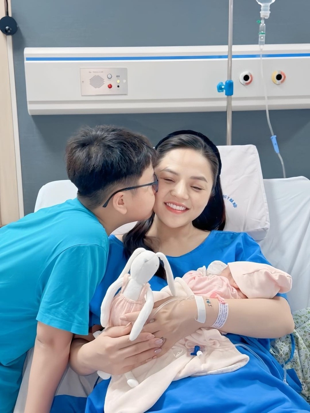 Diễn viên Thu Quỳnh chia sẻ, con gái mới sinh nặng 3,1kg, được đặt tên là An. Hai mẹ con hiện vẫn ở viện để theo dõi, được gia đình túc trực, chăm sóc.