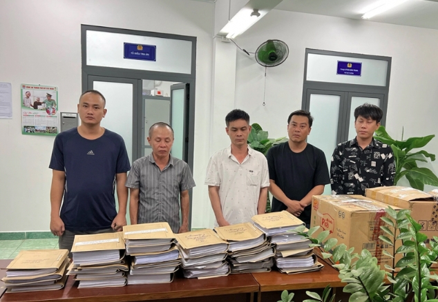 Các bị can mua bán hóa đơn trái phép do Nguyễn Xuân Vinh cầm đầu. Ảnh: Báo Công an nhân dân