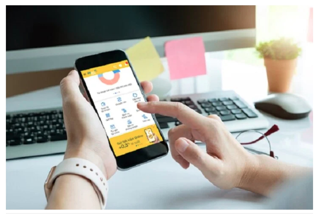 Lãi suất tiết kiệm online ở một số ngân hàng cao hơn hình thức gửi tại quầy. (Ảnh minh họa)