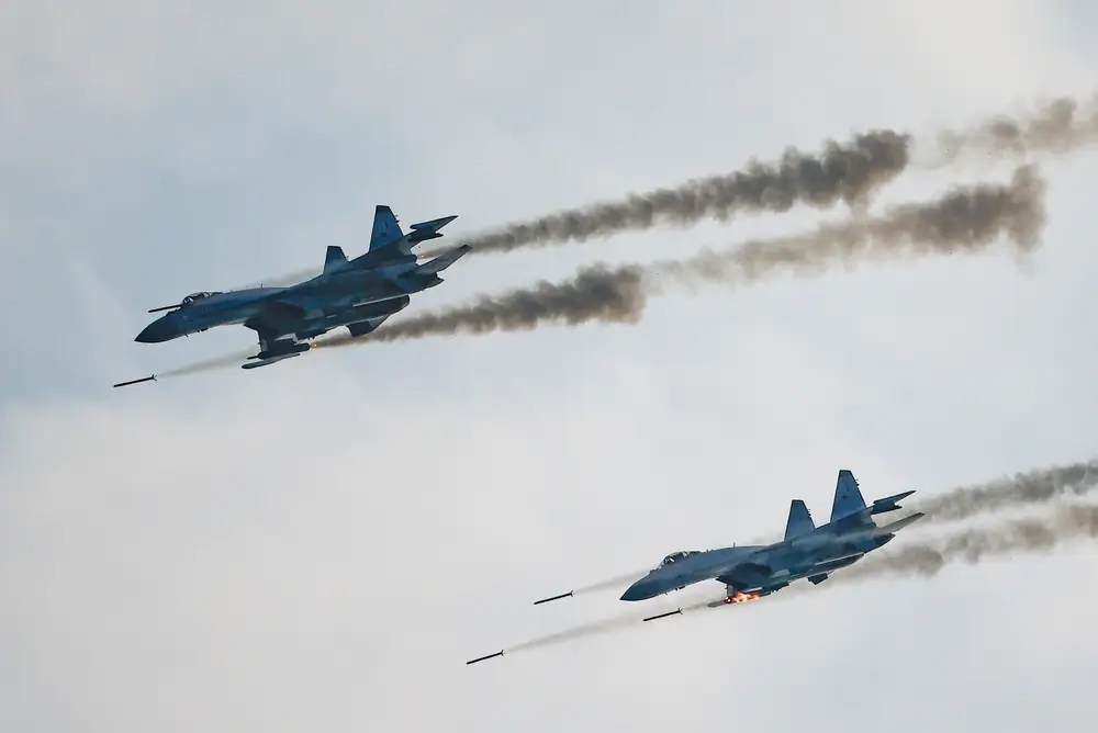 Máy bay Su-35 của Nga phóng tên lửa tại một sự kiện trong khuôn khổ Triển lãm quân sự Army Games 2021, ở Ryazan, Nga. Ảnh: Reuters