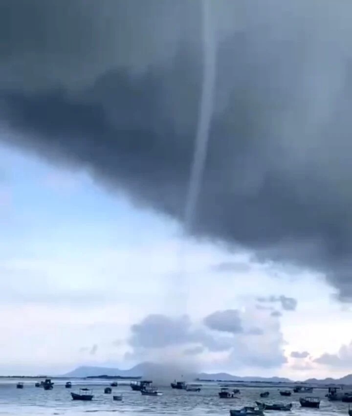 Vòi rồng cao hàng trăm mét tại Khánh Hòa (Ảnh cắt từ video)