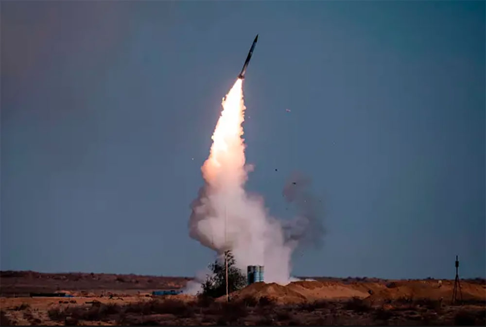 Một tên lửa được phóng từ tổ hợp phòng không S-400. Ảnh: AFP
