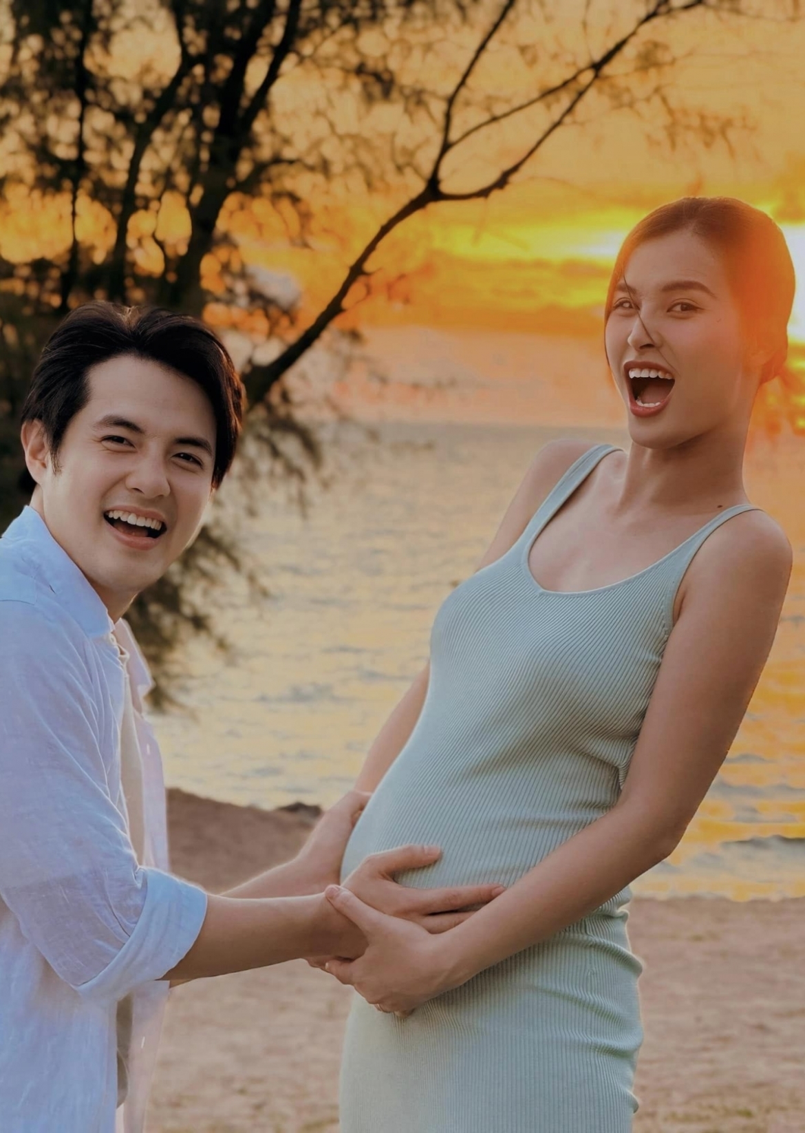Ca sĩ Đông Nhi thể hiện vẻ tươi trẻ qua cách phối trang phục ở giai đoạn giữa thai kỳ.