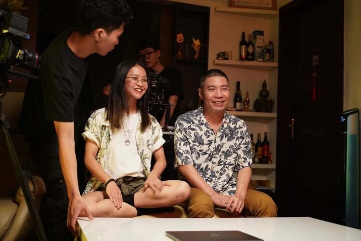 Thục Anh – con gái lớn của NSND Công Lý và người vợ đầu, thừa nhận: Cô từng bắt gặp bình luận chê trách bố “nhiều vợ”.