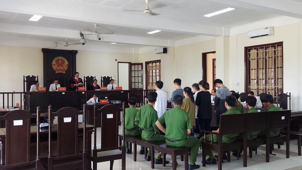 TAND tỉnh Đồng Tháp tuyên án đối với nhóm 6 bị cáo về tội nhận hối lộ và giả mạo trong công tác. Ảnh: Phước Thanh