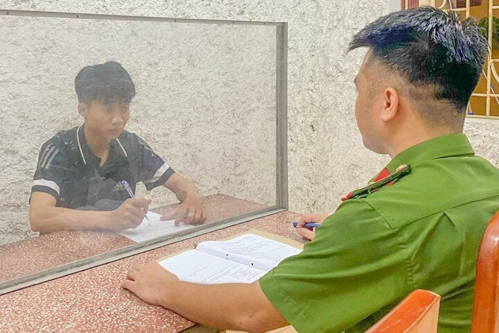 Nguyễn Việt Hoàng tại cơ quan công an. (Ảnh: CACC)