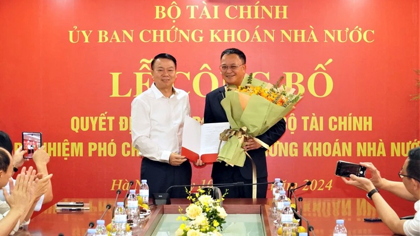Thứ trưởng Bộ Tài chính Nguyễn Đức Chi trao Quyết định bổ nhiệm ông Bùi Hoàng Hải giữ chức vụ Phó Chủ tịch Ủy ban Chứng khoán Nhà nước - Ảnh: TT&amp;QHCC
