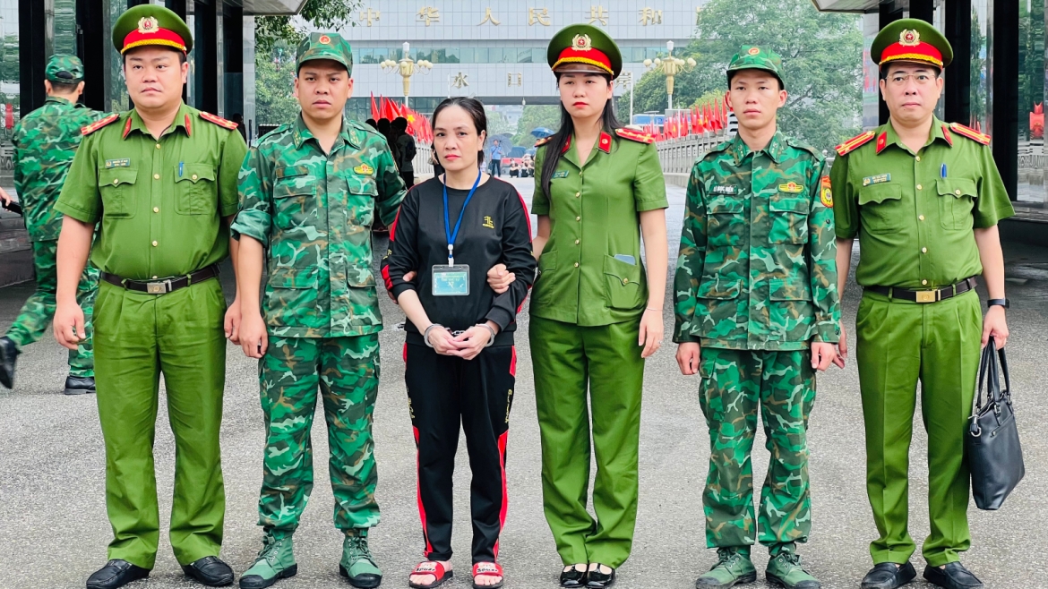 Công an tỉnh Quảng Ninh tiếp nhận đối tượng truy nã Nguyễn Thị Mai Hương