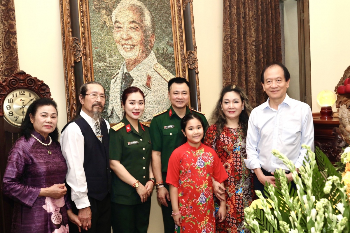Nhân dịp kỷ niệm 70 năm chiến thắng Điện Biên Phủ, vợ chồng NSND Tự Long cùng gia đình viếng Lăng Chủ tịch Hồ Chí Minh, thăm nhà Đại tướng Võ Nguyên Giáp bày tỏ lòng biết ơn công lao của những thế hệ đi trước.