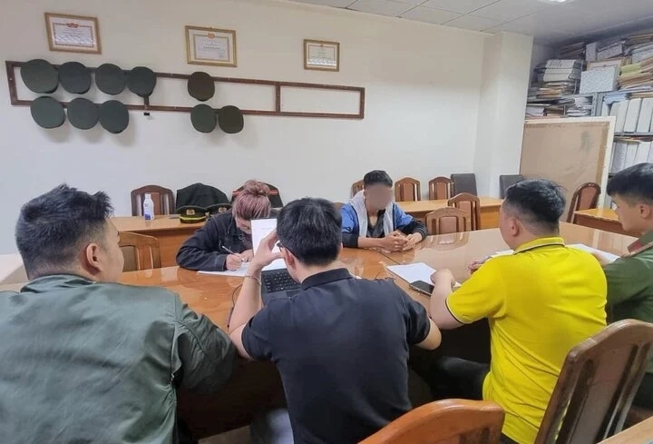 Công an TP. Đà Lạt làm việc với các trường hợp có hành vi đăng tải, chia sẻ thông tin sai sự thật. (Ảnh: Công an TP. Đà Lạt)