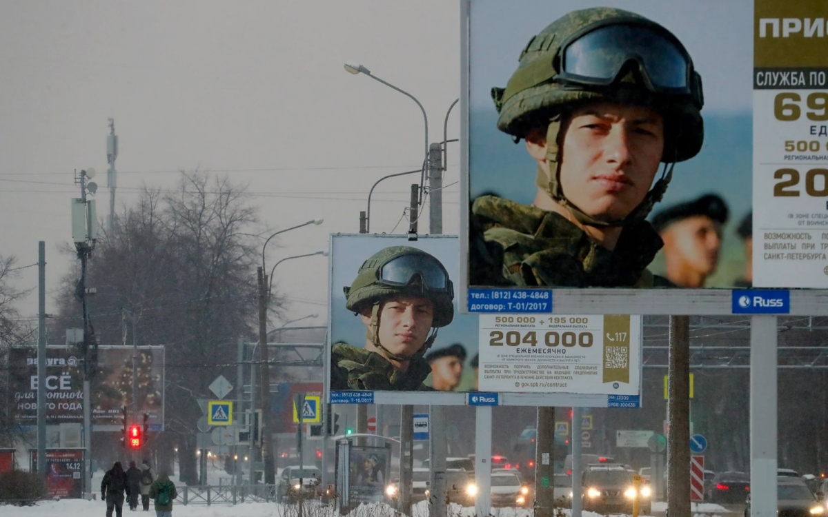 Áp phích tuyển tân binh tại Nga. Ảnh: EPA.