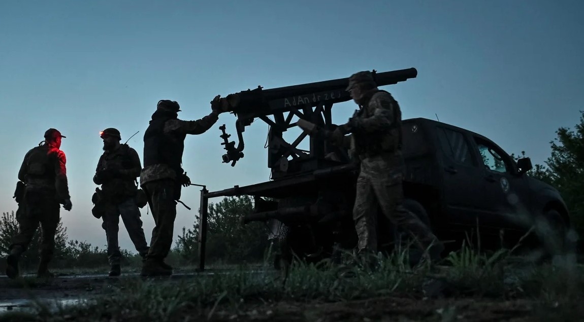 Quân đội Ukraine chuẩn bị khai hỏa nhằm vào các vị trí của Nga trên tiền tuyến. Ảnh: Reuters