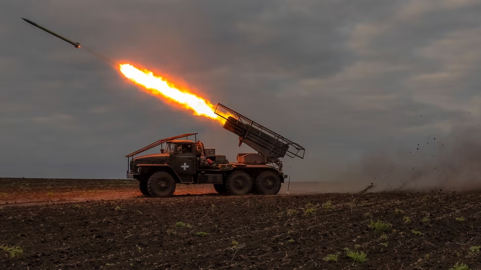 Lữ đoàn xung kích số 92 khai hỏa về phía các vị trí của Nga ở khu vực Kharkov ngày 15/5/2024. Ảnh: AFP