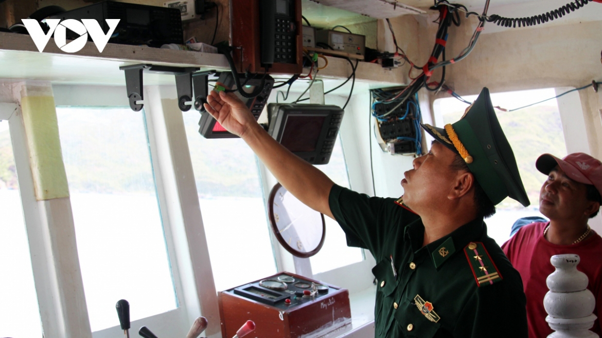 Lực lượng Bộ đội Biên phòng tỉnh Bình Định kiểm tra thiết bị giám sát tàu cá và thường xuyên tuyên truyền cho chủ tàu cá chấp hành quy định khi đánh bắt trên biển