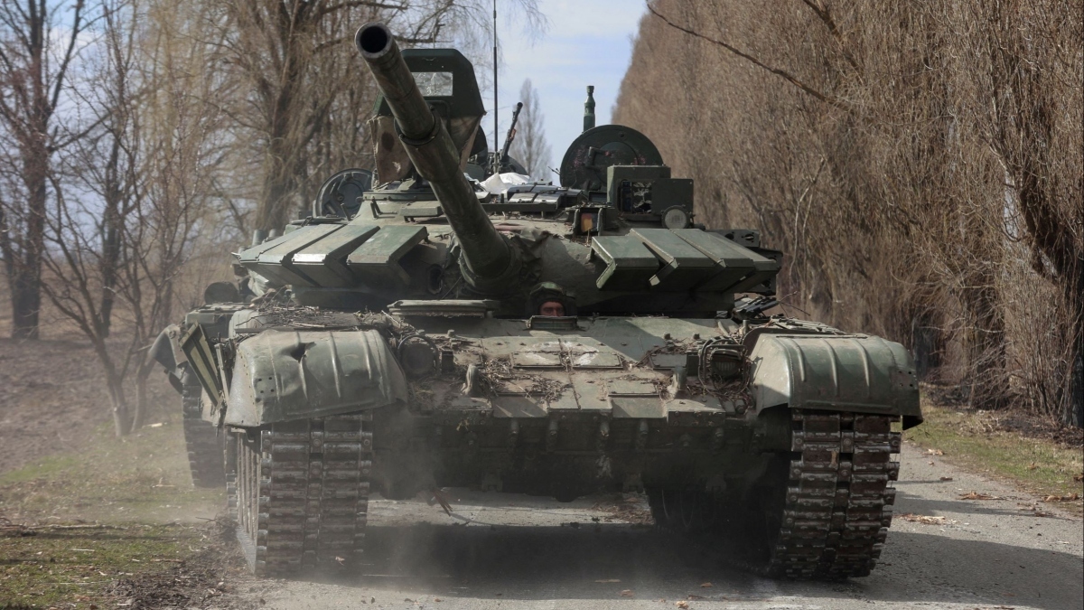 Một chiếc xe tăng T-72 của Nga ở Lukianivka, phía Tây Bắc Kiev, Ukraine, tháng 3/2022. Ảnh: Reuters