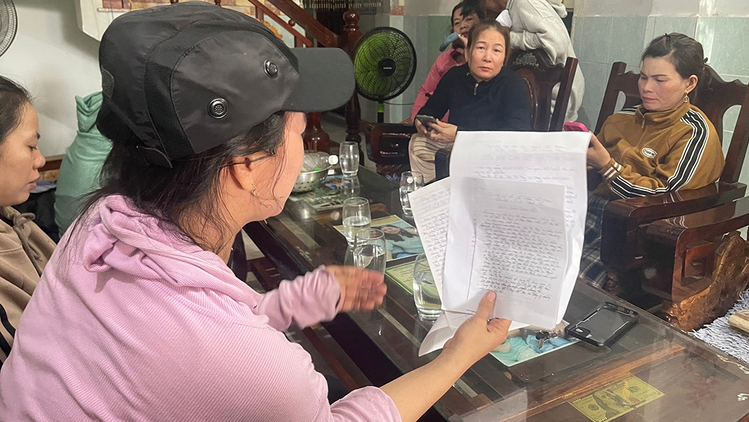 Bà con làm đơn tố cáo gửi cơ quan chức năng
