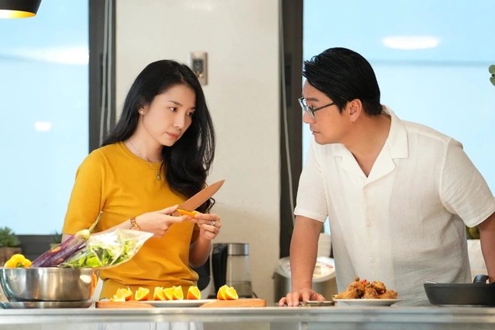Trong phim, Mai (Minh Khuê) là một phụ nữ Hà Nội, khéo léo, đảm đang và hết lòng vun vén gia đình. Song, do áp lực công việc nên đôi lúc Mai cũng khó chịu, thiếu sự nhẹ nhàng với con cái.