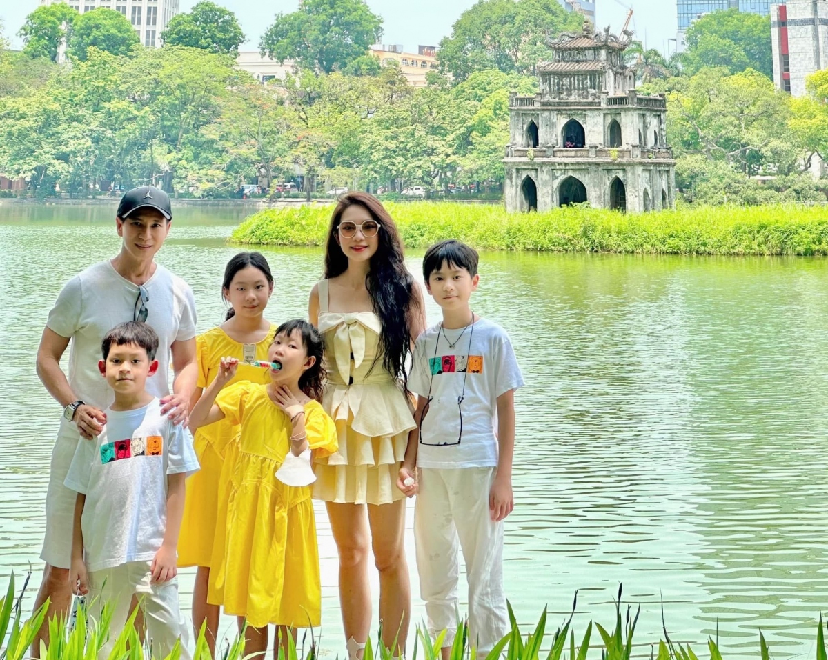 Ngoài ra, vợ chồng Lý Hải còn dạy các con biết chia sẻ, quan tâm đến người khác, nhất là những hoàn cảnh khó khăn. Minh Hà từng cho các con theo mình trong nhiều chuyến từ thiện. Cô cho rằng khi nhìn thấy hoàn cảnh đáng thương của những người khó khăn, các con của cô sẽ học được sự đồng cảm, thương yêu người khác. Đồng thời, các bé cũng sẽ biết bằng lòng với cuộc sống của mình. Con không sống hoang phí, xa xỉ...