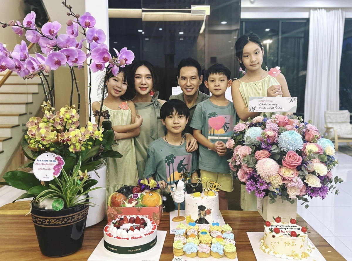 Với điều kiện kinh tế nhà Lý Hải - Minh Hà, thì hoàn toàn dư khả năng mua cho các con những chiếc máy tính riêng, nhưng cả hai lại không làm thế, vì không muốn con tiếp xúc với đồ công nghệ quá sớm, trừ khi phục vụ cho việc học. Cặp đôi cũng không hề cho con cái học trường quốc tế đắt đỏ như nhiều sao Việt khác mà chỉ cho con học trường công bình thường như bao người. Chia sẻ về lý do chọn trường công cho con, Minh Hà từng cho biết xưa nay vợ chồng cô đều học ở trường công lập và chất lượng giảng dạy rất tốt. Hơn nữa, khi các con theo học tại trường công cũng đạt được nhiều kết quả ấn tượng. Điển hình như cậu con trai đầu Rio có thể nói thành tạo 4 ngoại ngữ là Anh, Trung, Nhật, Hàn... còn các em cũng có thành tích học tập rất tốt.